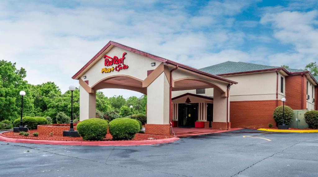 Opelika Hotel | Red Roof Inn PLUS+ & Suites Opelika