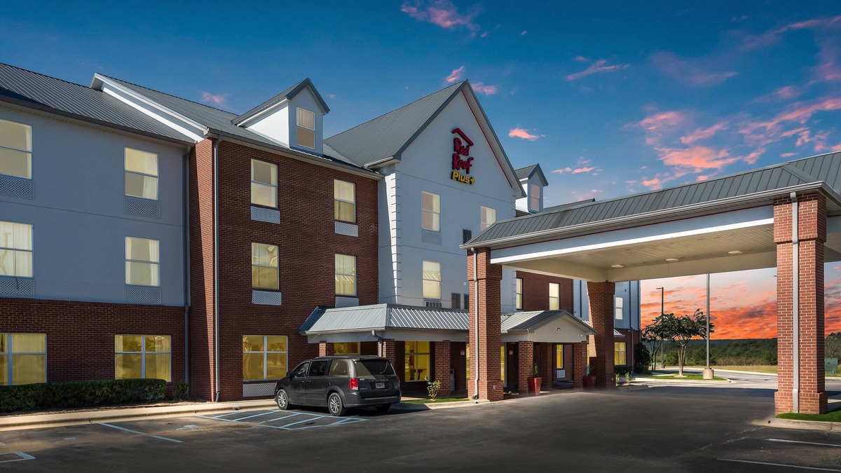 Bessemer Hotel | Red Roof Inn PLUS+ & Suites Birmingham - Bessemer