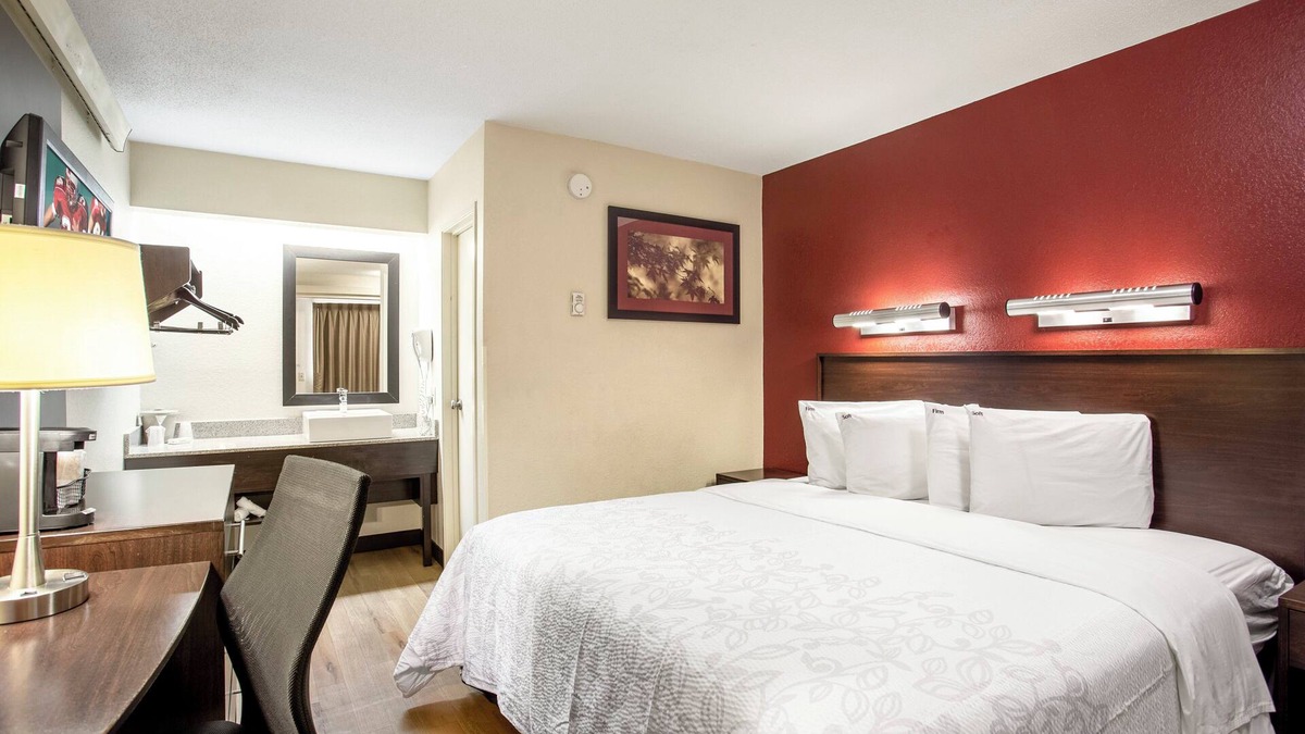 Lakeview Hotel | Red Roof Inn PLUS+ Washington DC - Manassas