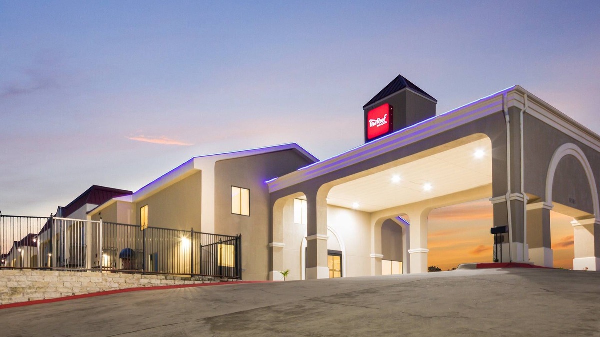 Manor Hotel | Red Roof Inn & Suites Austin East - Manor