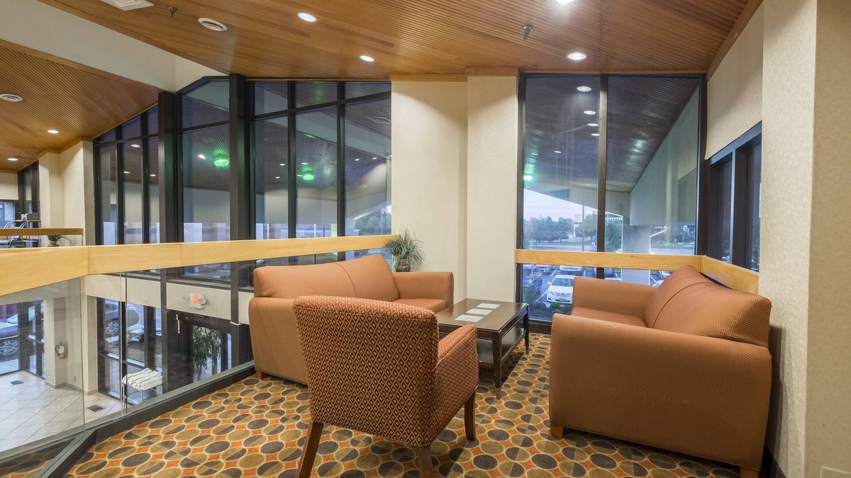 Roselawn Finance Hotel | Red Roof Inn & Suites Cincinnati North - Mason