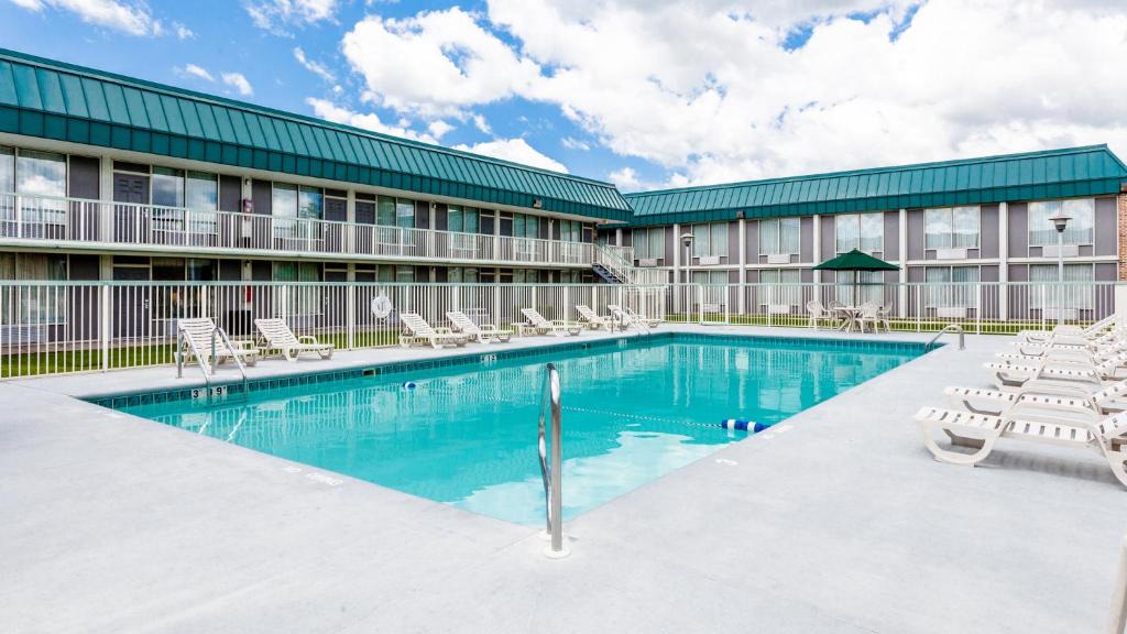 DeKalb Hotel | Red Roof Inn & Suites DeKalb