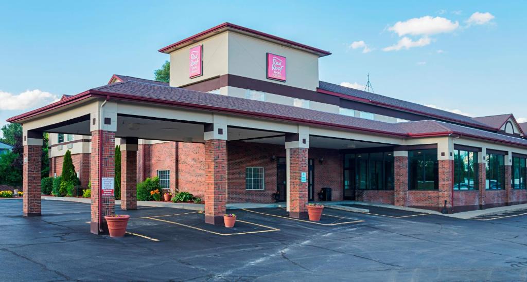 Lake Orion Hotel | Red Roof Inn & Suites Lake Orion/Auburn Hills