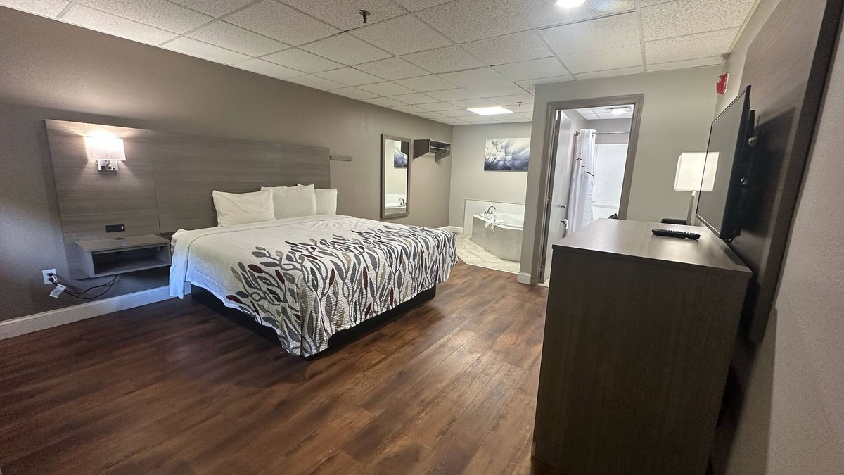 Swansea Hotel | Red Roof Inn & Suites Swansea