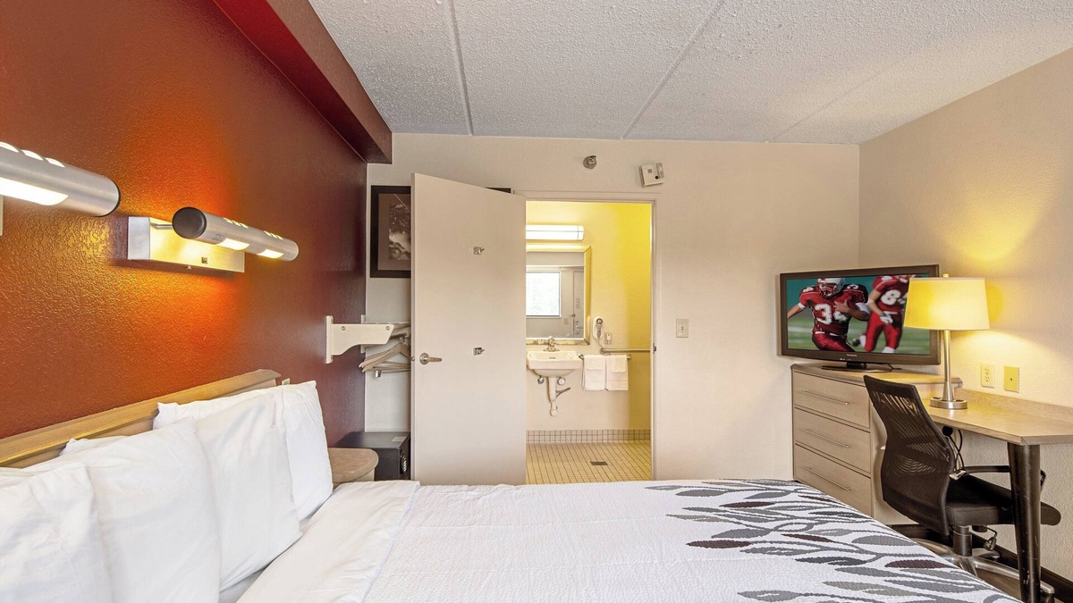 Utica Hotel | Red Roof Inn Utica