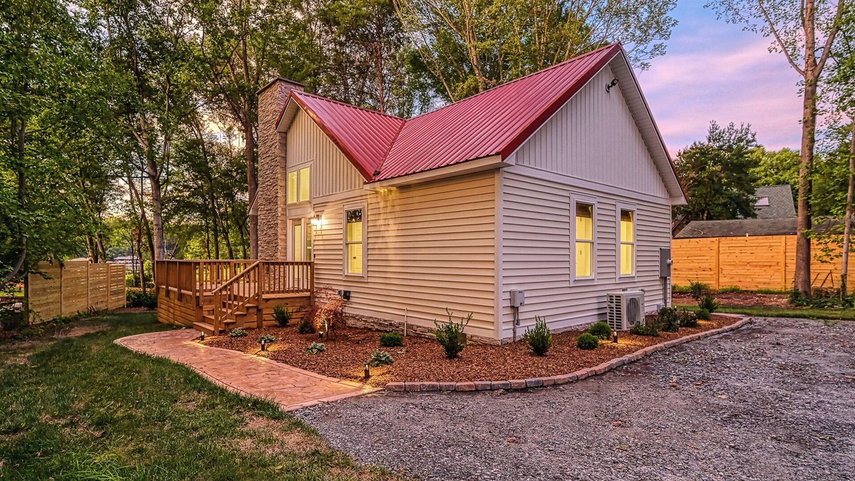 Bumpass Cottage | Red Roof Retreat at Lake Anna, Waterfront w/kayaks, fire pit, grill & large deck