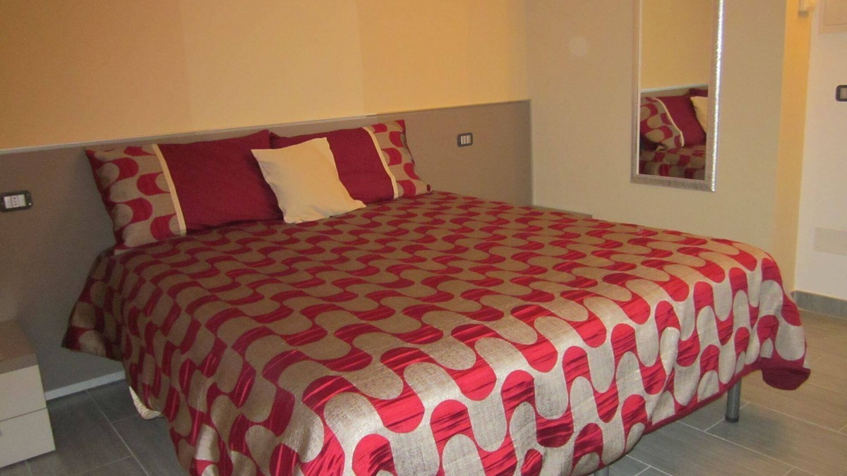 Campolattaro Hotel | Red Room - Bedroom with lake view