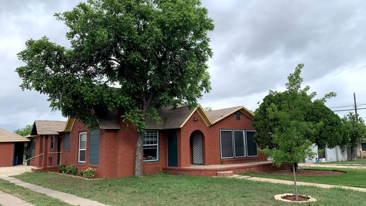 San Angelo House | Red Rooster House - King & Queen bedrooms Easy access to all areas of the city