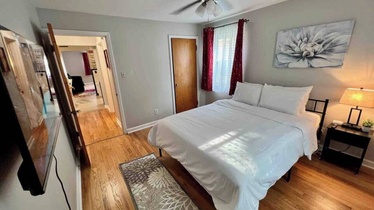 Westwood Apartment | Red Ruby Spacious 2 Bedroom Apt 1