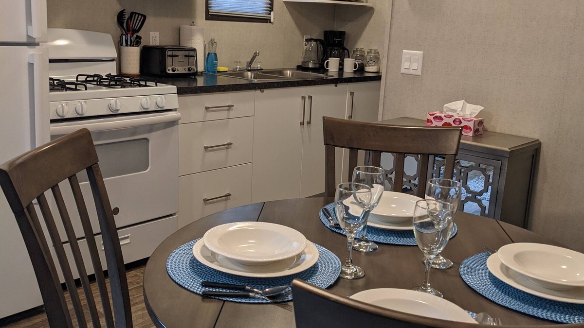 Gravenhurst Resort | Red sparrow Resort Cottage Free WiFi, Free Parking and Free Pet Stay