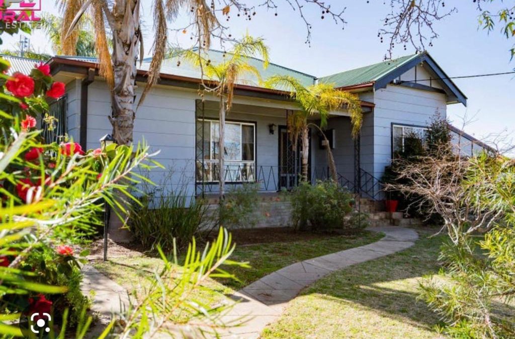 Narrandera House | Red Steps - 4 bedroom home