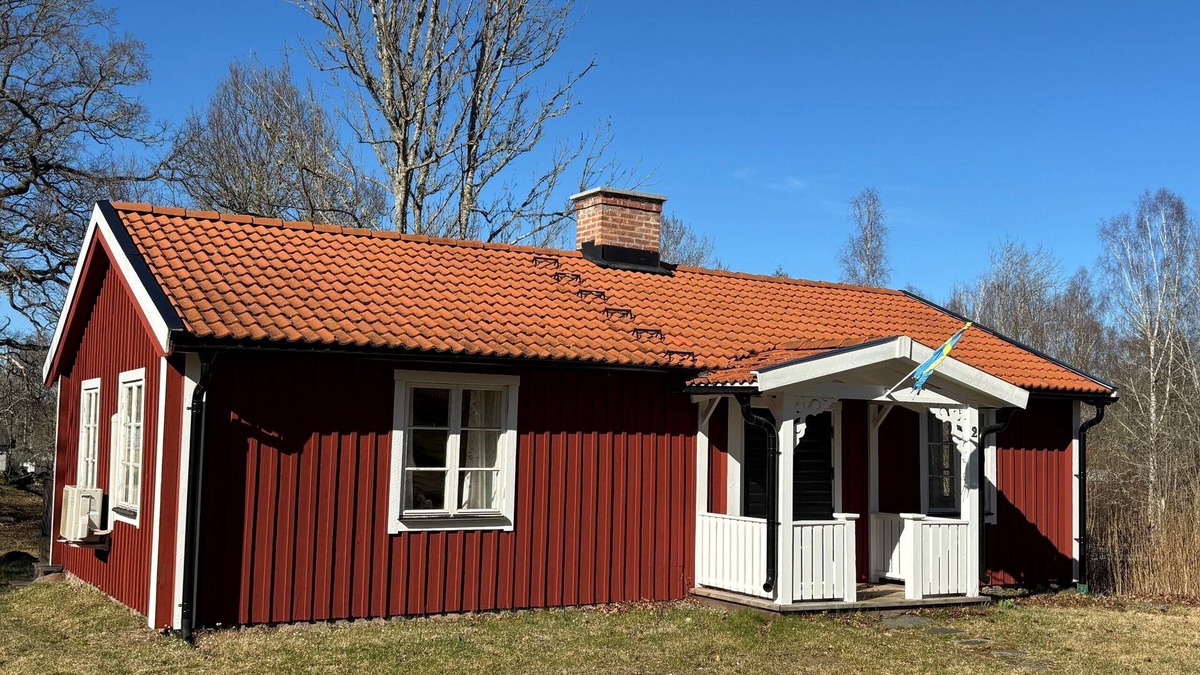 Fagelfors House | Red Sweden vacation home in Småland by the lake