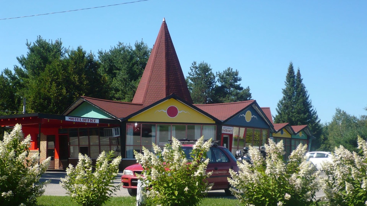 Algoma District Hotel | Red Top Motor Inn