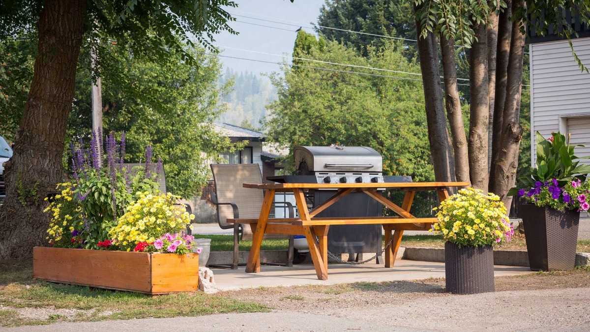 East Kootenay Hotel | Red Tree Lodge