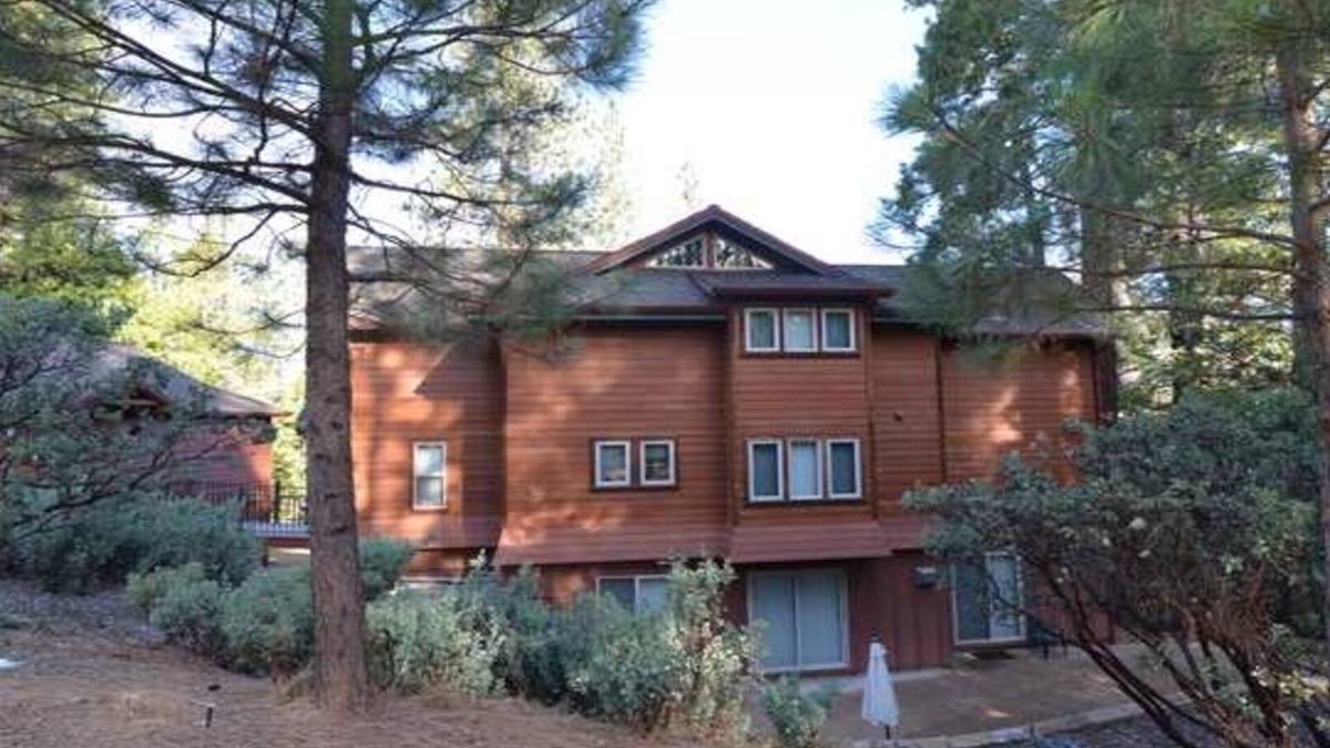 Arnold House | Red Viking in Arnold Blue Lake Springs facilities access no contact check in