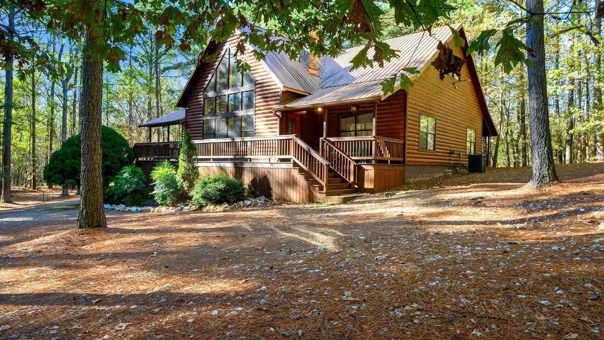 Broken Bow Cabin | Red Wing Lodge is a remarkably spacious 4 bedroom, 3 1/2-bathroom cabin located just minutes from Broken Bow Lake