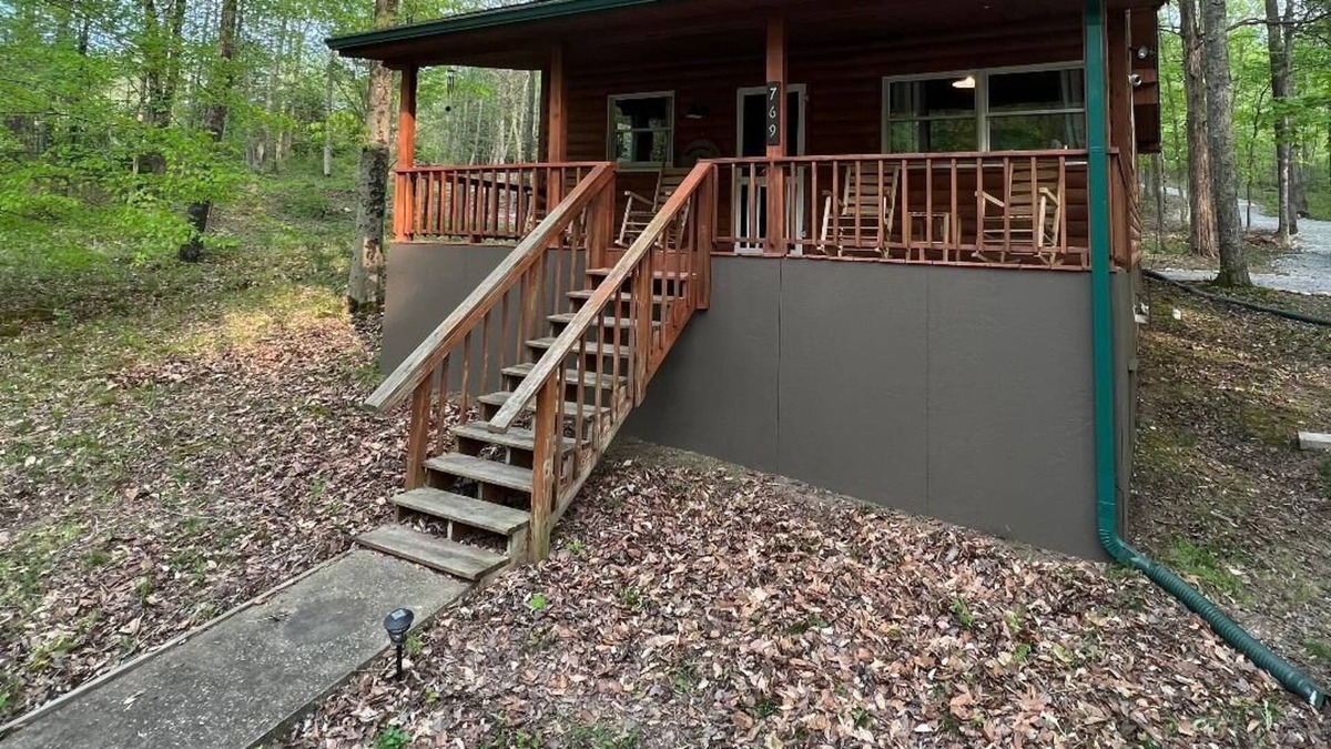 Bee Spring House | Redbird Hideaway, private cozy cabin located near Mammoth Cave National Park