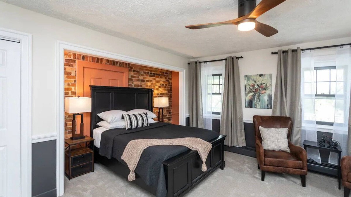 Harrisonburg Apartment | Redbud Room - By the Side Of the Road Inn and Cottages