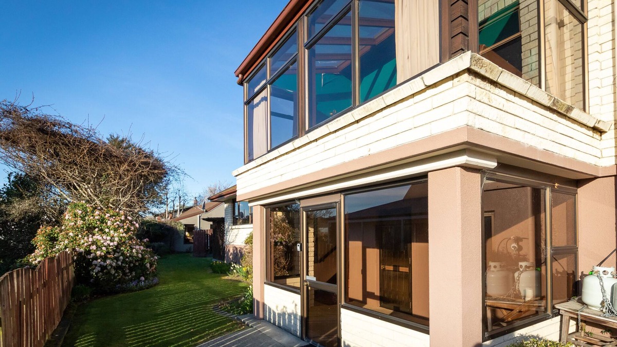 Te Anau Cottage | Redcliff House - Te Anau Holiday Home