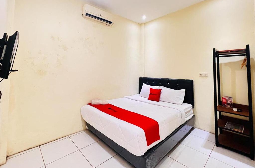 Sidoarjo Hotel | RedDoorz near Alun Alun Sidoarjo