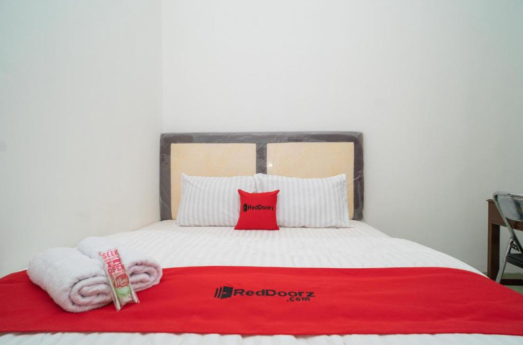 Serang Hotel | RedDoorz near Bundaran Ciceri