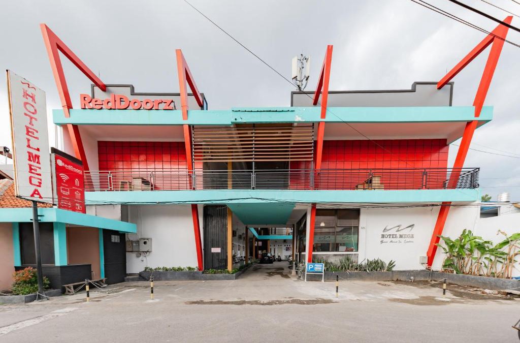 North Cirebon House | RedDoorz near Kejaksan Station Cirebon
