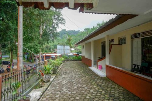 Baturaden Hotel | RedDoorz near Lokawisata Baturaden 2