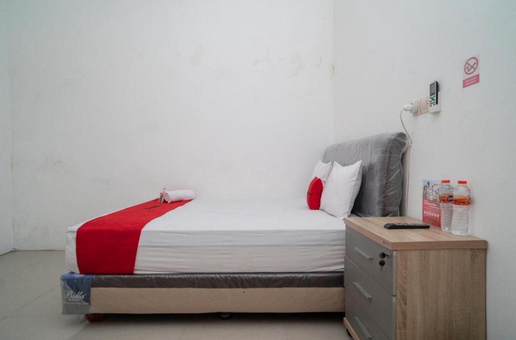 Waru Hotel | RedDoorz near RS Mitra Keluarga Waru