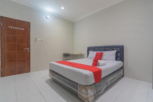 Balikpapan House | RedDoorz Plus at Bukit Cinta Street Balikpapan