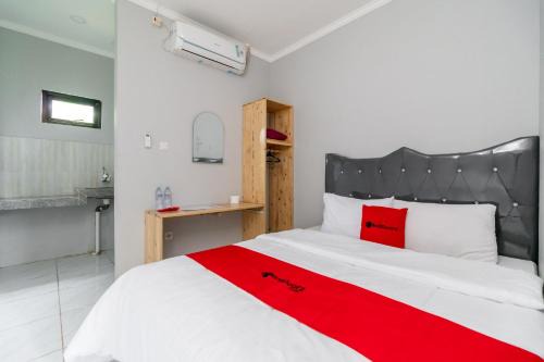 Sentul City Bed & Breakfast | RedDoorz Plus near Jungeland Sentul