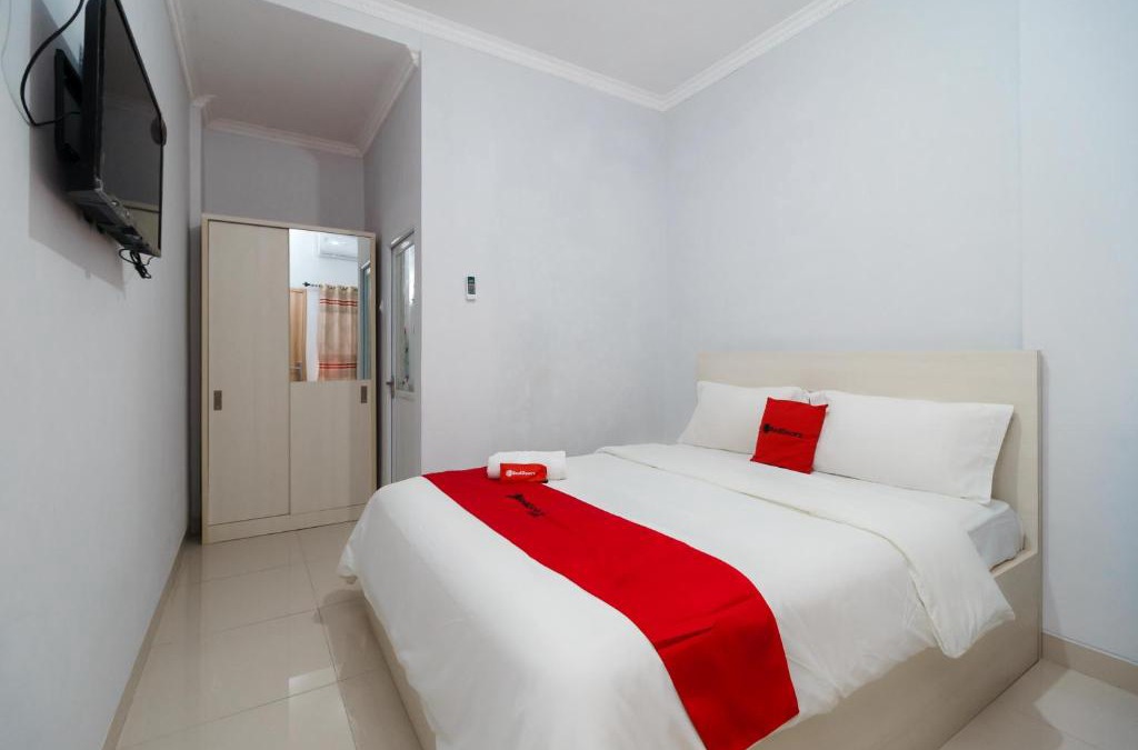 Cilegon Hotel | RedDoorz Plus near Simpang Tiga Tritayasa Cilegon