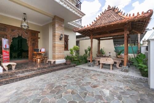 Semarang House | RedDoorz Syariah near Exit Toll Banyumanik Semarang