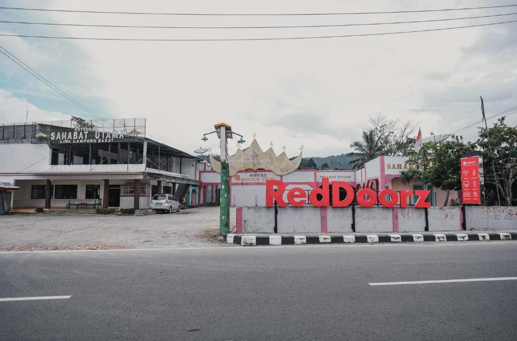Gunung Sugih Hotel | RedDoorz Syariah near Kebun Raya Liwa