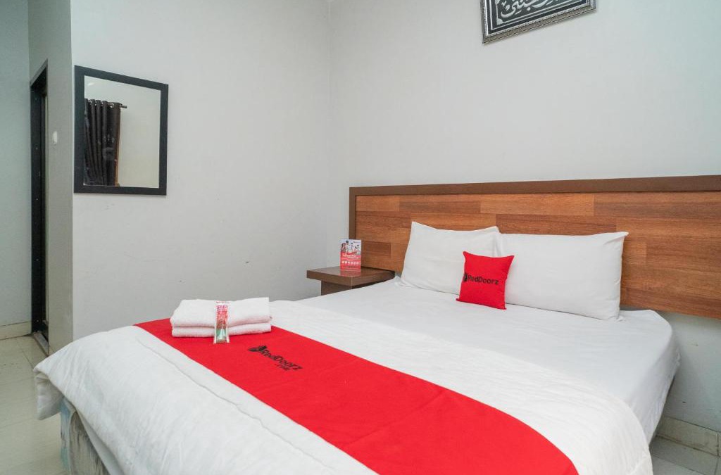 Hulu Sungai Selatan Hotel | RedDoorz Syariah Near Tugu Dodol Kandangan