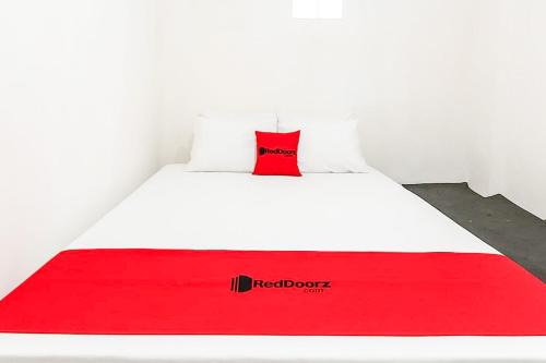 Sukorejo Hotel | RedDoorz Yasmine near Taman Dayu