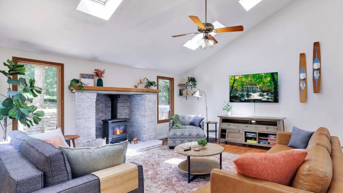 Albrightsville House | RedFoxDen: Pet-Friendly Cabin Near Lake + Hot Tub