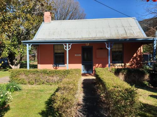 Wandiligong House | Redruth - 2 bedroom cottage situated in wandiligong