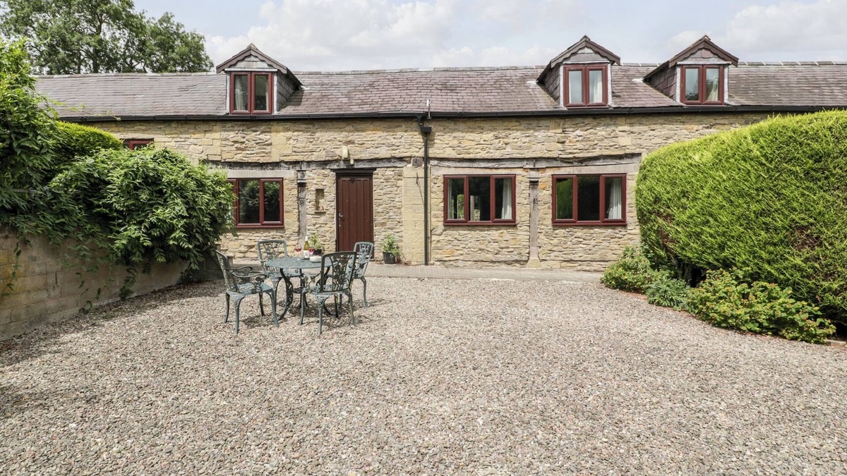 Mortimers Cross Cottage | REDSTART COTTAGE, pet friendly, with a garden in Kingsland