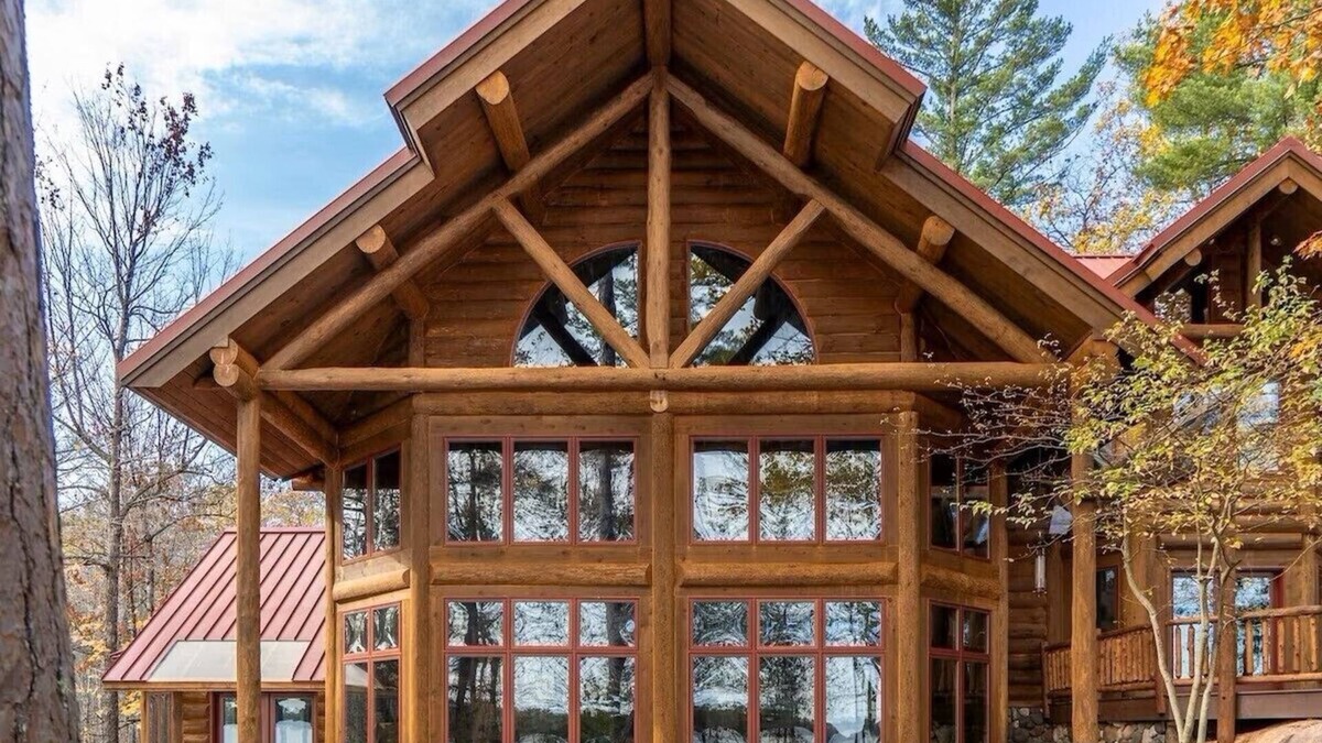 Land O Lakes House | Redstone, a one-of-a-kind, luxurious 7200 sq. ft. impressive Lakeside log home