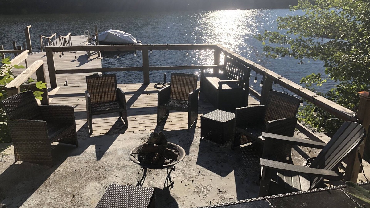 New Fairfield House | REDUCED FOR AFTER LABOR DAY - Waterfront cottage on Candlewood Lake