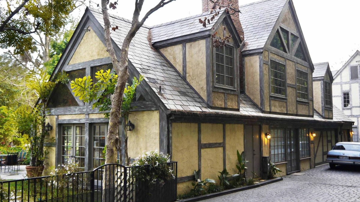 The Flats House | REDUCED SPRING SPECIAL ESTATE GUEST HOUSE, TENNIS COURT, 1.3 acre park grounds