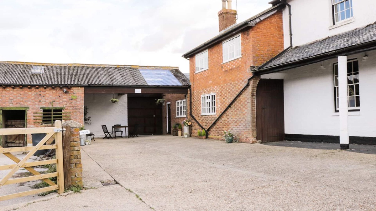 Covington Cottage | REDWOOD COTTAGE, family friendly, with a garden in Kimbolton