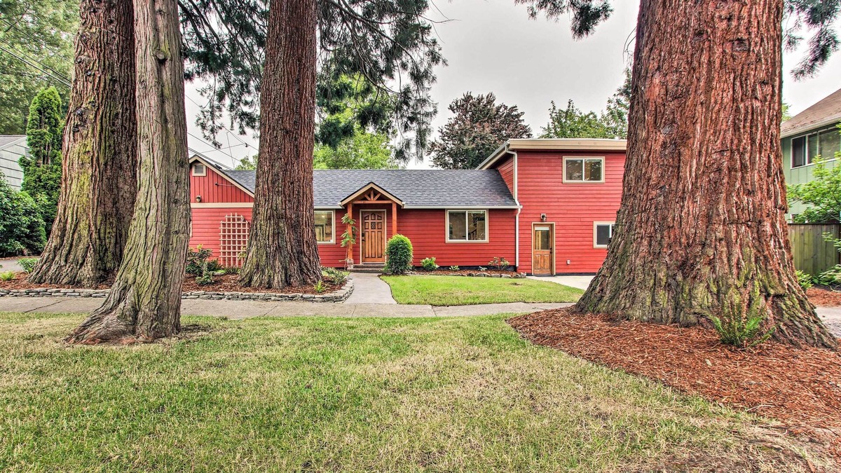 Market District House | Redwood Home/Hot Tub/Near UofO and River Path.