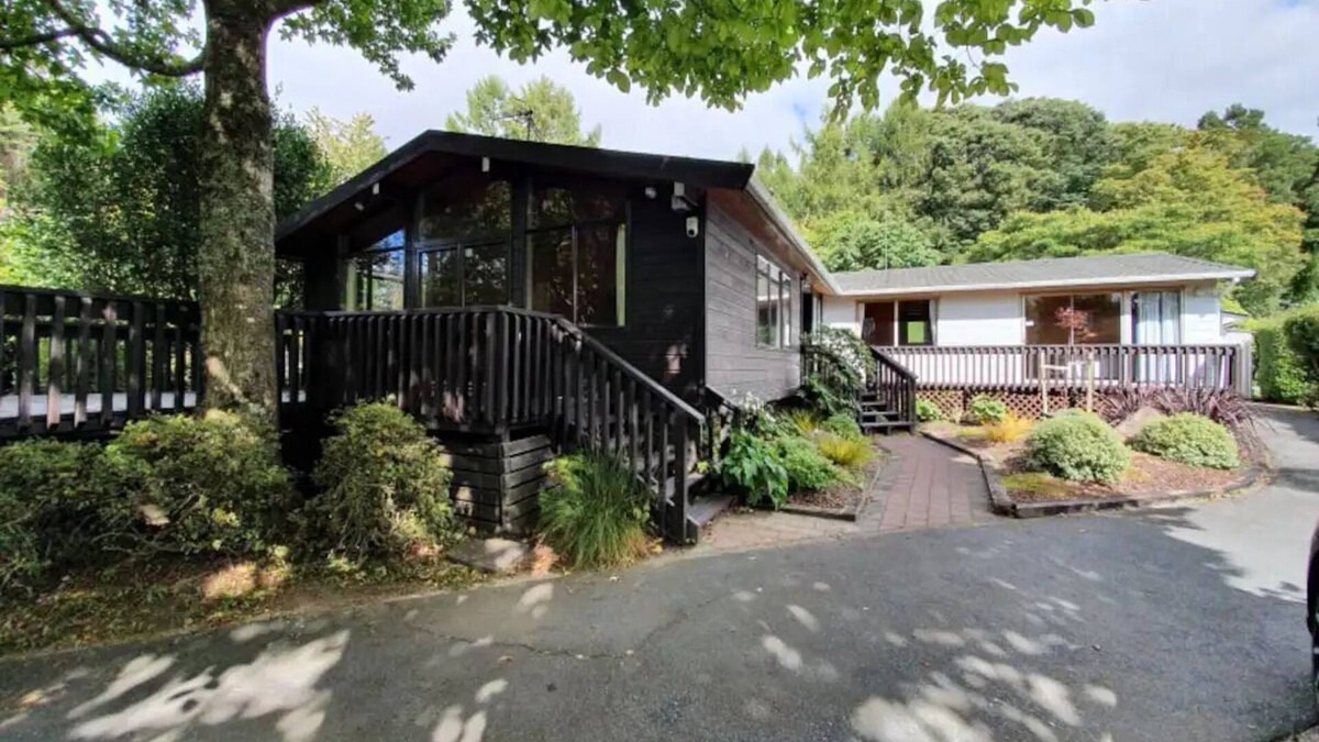 Rotorua House | Redwood Hub - LITERALLY bordering the Redwood Forest