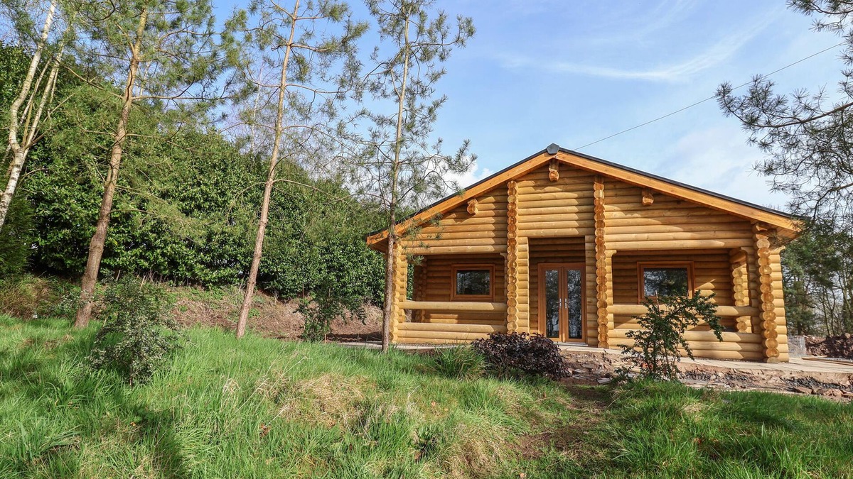 Welsh Frankton Cottage | REDWOOD LODGE, pet friendly, with a garden in Ellesmere