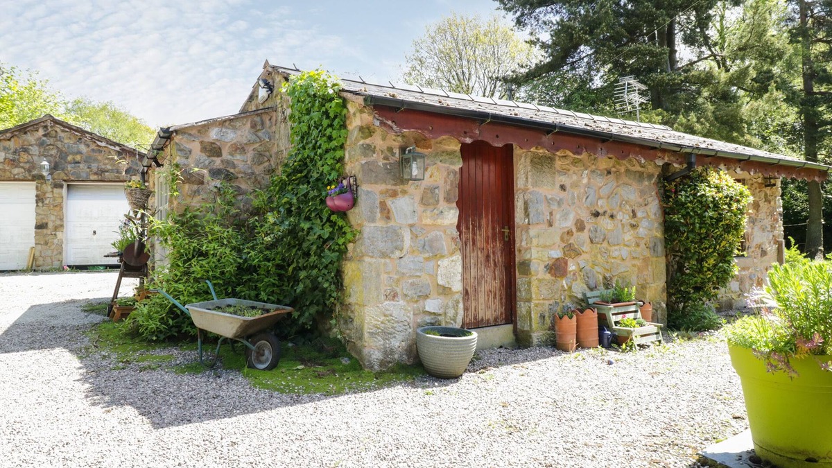 Bwlchgwyn Cottage | REDWOOD LODGE, romantic, character holiday cottage in Brymbo