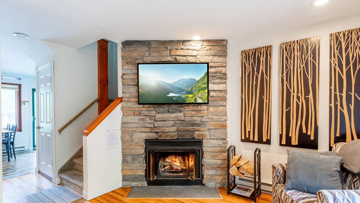 Windham House | Redwood Retreat in Windham - minutes to Mtn!