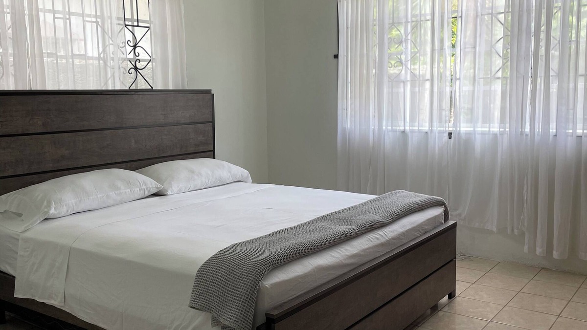 West End House | REDY BUGS l YOUR RUSTIC EXPERIENCE 6-MIN FROM RICKS CAFE & 12-MIN TO 7 MILE