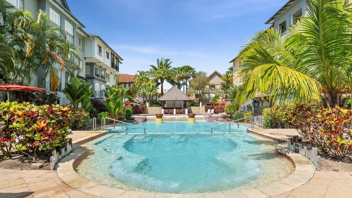 Edge Hill Apartment | Reef Apartment Cairns - 4 Pools Resort BBQ