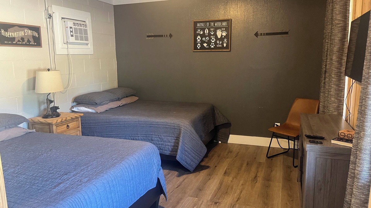 Mead Cabin | Reel Em Inn: Cozy, Clean, 1 Mile from Lake Texoma! Perfect for Weekend Getaways